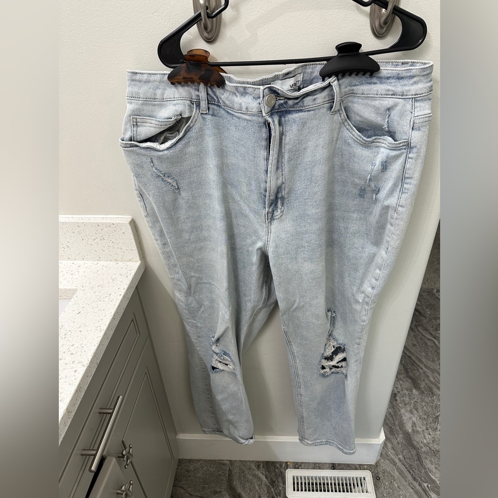 Vervet size 20 acid washed holey jeans